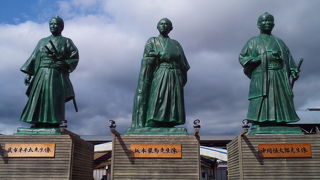 大河ドラマ以降に様変わりしたスポット!　高知駅前であの有名な三人の像が見れます!
