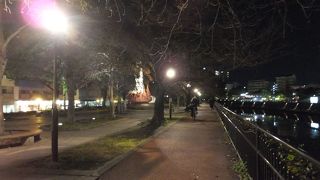 公園のようなちょっと幅のある散歩道。