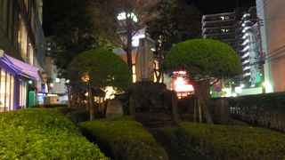 妙に立派な石碑