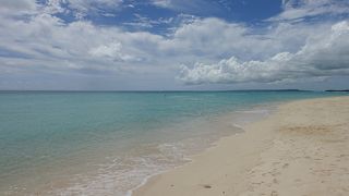 広々とした白い砂浜