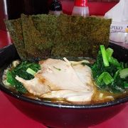 混んでる人気のラーメン店、豚骨の臭い、濃い味