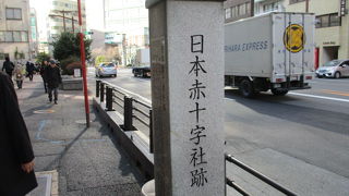 残念ながら標柱のみで当時を偲ぶものはありません。