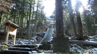 長い石段を上がります