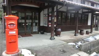 古い家並みに溶け込んだ郵便局