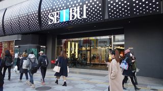 屋上にある空中庭園へ向かいました