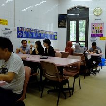 ザムザムの二階席。飾り気無しのシンプルな食堂です。