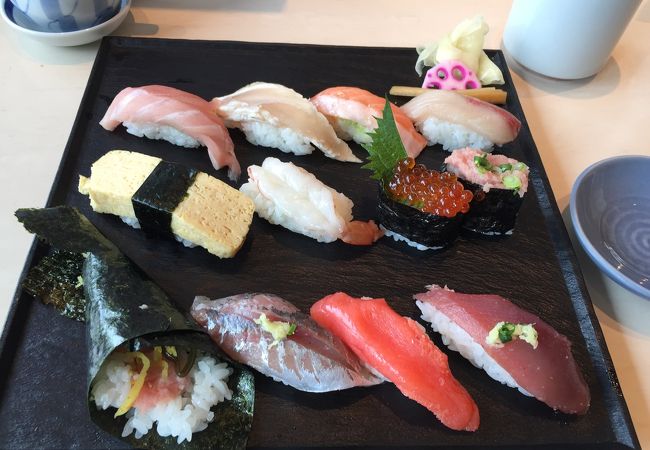 目の前で職人さんが握るコスパ良し！ボリューミー