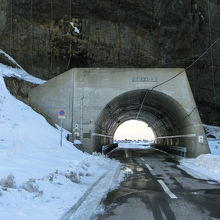 こんなトンネルをくぐっていきますが、内部も滑ります。注意。