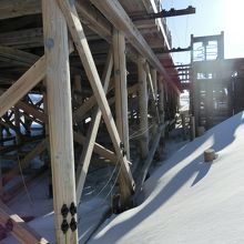 遊歩道にはヒグマ対策がされています