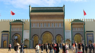 美しく存在感のある正門　