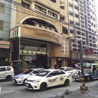 セブンの隣で解かり易いが入口前の歩道は狭く車道は終日渋滞