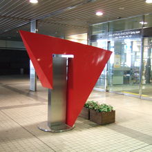 １階到着ロビー前にある、よくわからないオブジェ