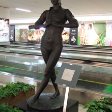 ２階の国際線に行く通路にある裸婦像