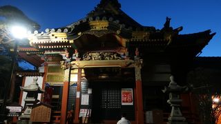 皆さん、足を止めてお詣りされてました。。