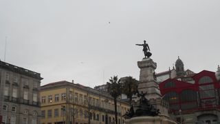 「ボルサ宮」の前（東側）にあるゆるやかな坂の公園
