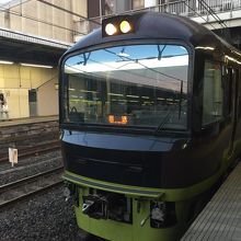 大宮駅に到着した快速 水戸梅まつり号 リゾートやまどり車両