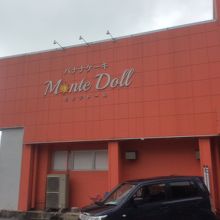 お店の建物です。 駐車場も裏手にありました。