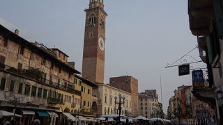 ランベルティの塔のある広場。目印になります。程よい広さです。