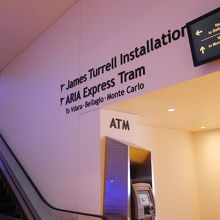 中間駅では次の車両の行先が電光掲示板で表示されます