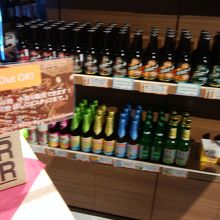 店頭にたくさんビールが並んでいます