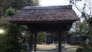 茅葺き屋根の古い山門が秦野市の重要文化財