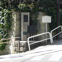 碑と案内板は、道路交差点に建てられていて、目につきやすいです