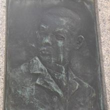 滝廉太郎の銅板製のレリーフ像です。碑の上部にあります。