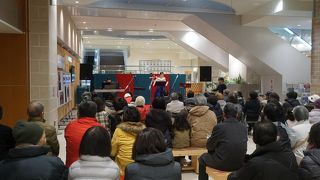 小さなホールのようなイベント広場