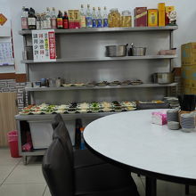 作り置きの小皿がたくさん並んでました