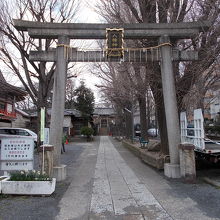 奥に本殿があります。