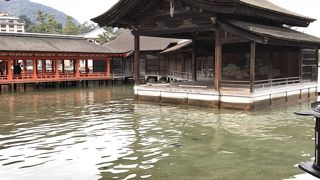 海上にある舞台