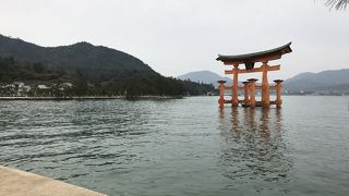 海上に建つ大鳥居