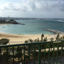 ホテルのバルコニーから見えるサンセットビーチ