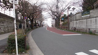 ＪＲ日暮里駅北口から西に登る坂です。