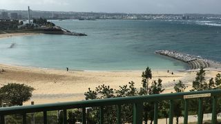 ホテルのバルコニーからサンセットビーチが見えました