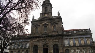 「ポルト市庁舎」の北側にあるシックな教会