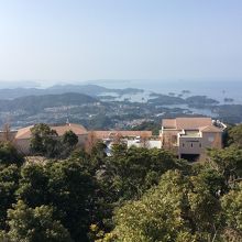 手前は弓張の丘 ホテルです。