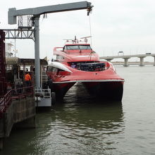 ターボジェットの赤い船体・香港国際空港行き