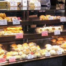 「小麦と酵母 満」エキュート日暮里店