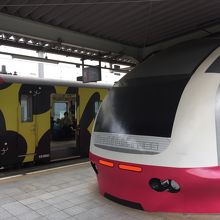 7番線の特急ひたち風の建物と鹿島臨海鉄道