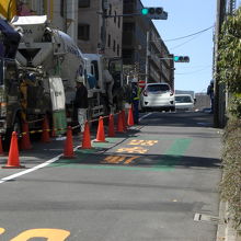 大妻通りが近くなり、勾配が急になってきた五味坂の様子です。