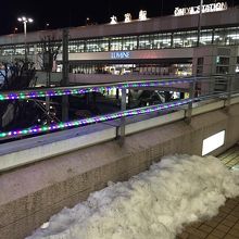 雪の残る大宮駅前