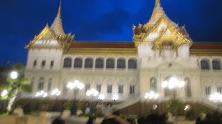 夜のチャクリー マハ プラサート宮殿