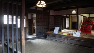 あくまで静かな商家の佇まい