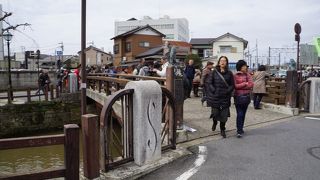 もうすぐ線路があるといった場所