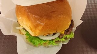 フードコートにあるハンバーガー