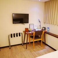 ベッド周りにコンセントなし