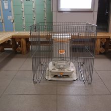 電鉄出雲市駅、待合室。冬だったのでストーブがついていました