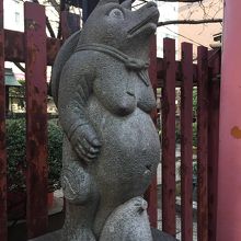 おたぬきさんの石像