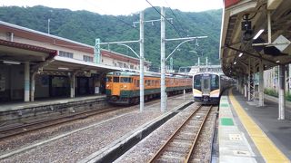  115系が、1往復だけ走っています